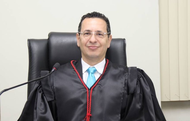 Em 9 páginas, o Procurador Geral de Justiça, Paulo Cezar dos Passos, justifica sua solicitação com a denúncia de contratação irregular de pessoal para trabalhar na Prefeitura do município.