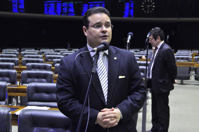 Fábio Trad apresenta projeto que estimula reaproveitamento de resíduos sólidos Fábio Trad apresenta projeto que estimula reaproveitamento de resíduos sólidos