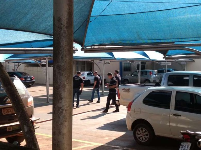 Policiais fazem buscas na camionete Hi Lux prata, estacionada na vaga do vereador Cirilo. (Foto: Helio de Freitas)