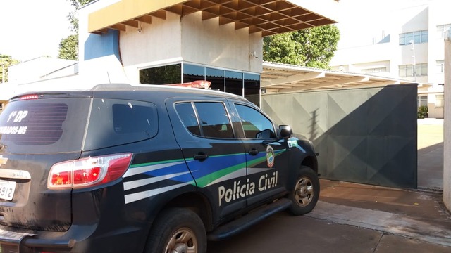 Ministério Publico cumpre mandados em nova operação em Dourados Veículo da Polícia chega com documentos apreendidos no MP - Crédito: Osvaldo Duarte/Dourados News