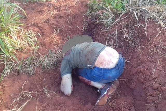 Corpo de homem decapitado é encontrado por moradores em terreno Corpo de homem decapitado é encontrado por moradores em terreno