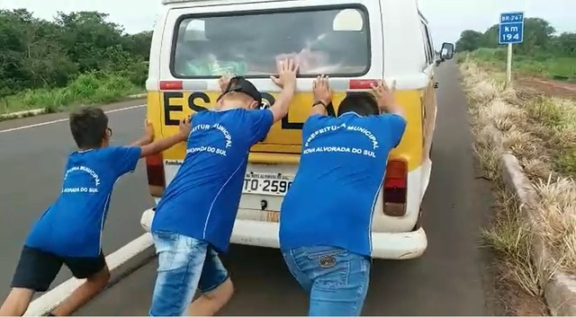 EDUCAÇÃO - Crianças se arriscam para ir à escola em veículos precários Alunos empurrando kombi em pela BR 267
