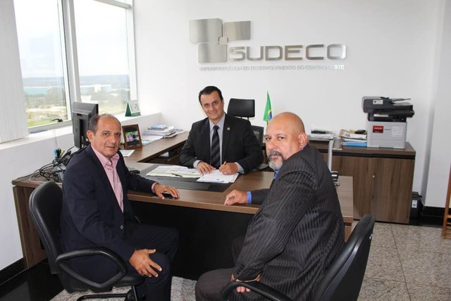 SUDECO destina R$ 300 mil para aquisição de um caminhão caçamba para Nova Alvorada do Sul O superintendente Marcos Henrique Derzi recebe o prefeito Arlei Silva Barbosa e Vereador Manoel Rocha. foto Assessoria de Comunicação SUDECO