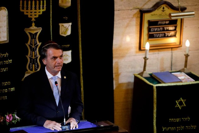 "Bolsonaro promete decreto para liberar posse de arma a pessoas sem ficha criminal" "Bolsonaro promete decreto para liberar posse de arma a pessoas sem ficha criminal"