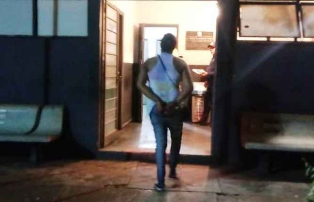 Mulher dá cinco facadas no irmão durante discussão por causa de Lula e Bolsonaro Irmã que defendia Bolsonaro acabou presa. (Foto: Da Hora Bataguassu)