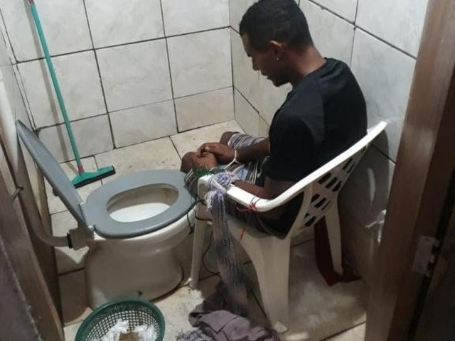 Amarrado com fios, jovem é salvo de "tribunal do crime" em bairro da Capital Homem amarrado com diversos fios e um sinto em um banheiro da residência. (Foto: Divulgação)