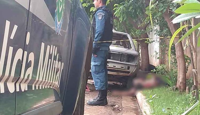 Com corte profundo no pescoço, corpo é encontrado enrolado em cobertor no Jardim das Hortênsias Com corte profundo no pescoço, corpo é encontrado enrolado em cobertor no Jardim das Hortênsias