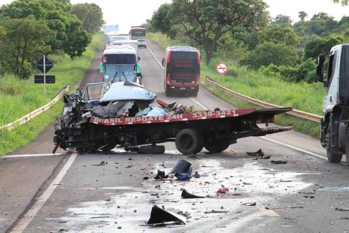 Colisão entre Caminhão Guincho e Carreta Bitrem deixa vítima fatal na BR-267 em Nova Alvorada do Sul Caminhão guincho ficou totalmente destruído com o impacto. foto Rone Cezar/alvorada Informa