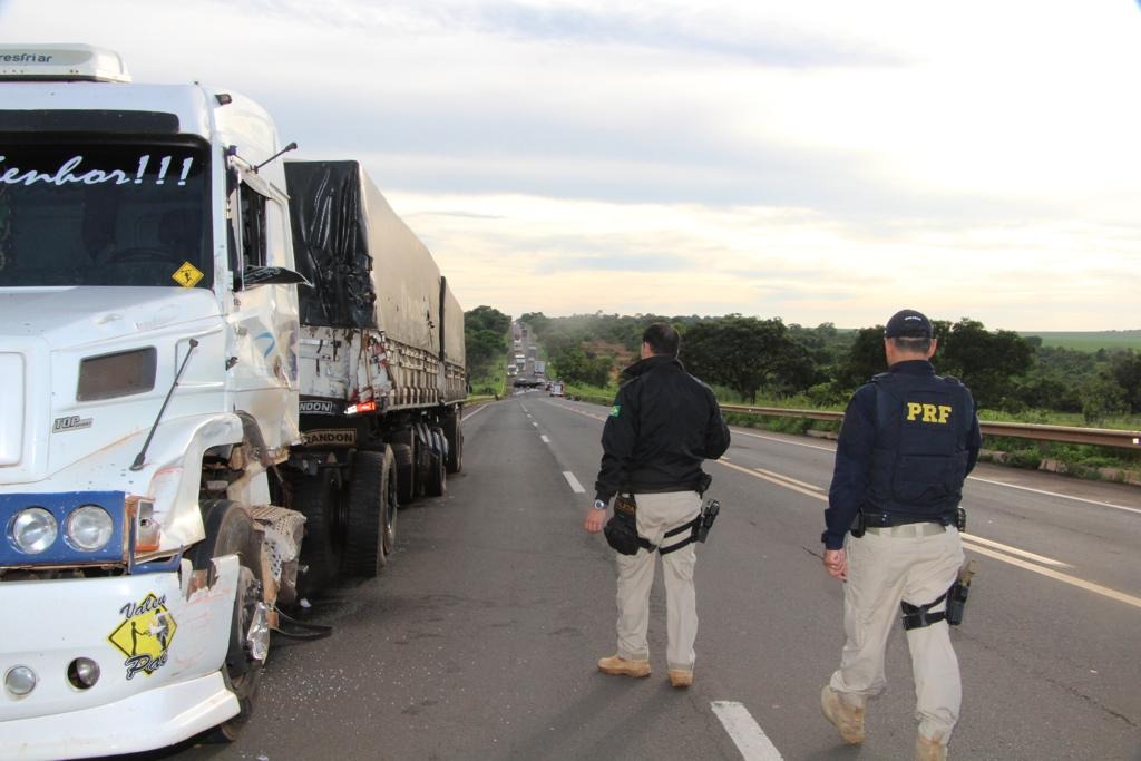 Colisão entre Caminhão Guincho e Carreta Bitrem deixa vítima fatal na BR-267 em Nova Alvorada do Sul Carreta Bitrem foi atingida parcialmente pela frente. Foto Rone Cezar/Alvorada Informa