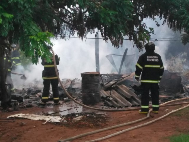 Casa é destruída por incêndio em bairro de Campo Grande Bombeiros combatem incêndio no imóvel em MS — Foto: Osvaldo Nóbrega/TV Morena