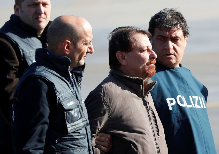 Battisti chega a Roma após quase 40 anos foragido da Justiça Battisti chegou a Roma e foi levado para um presídio onde cumprirá pena de prisão perpétua (Max Rossi/Reuters/Direitos reservados)