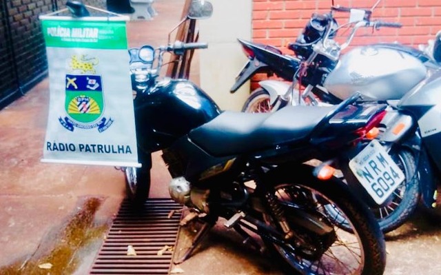 Durante operação “fim de semana”, policiais do 3º BPM cumprem mandados de prisão, apreendem arma e recuperam moto furtada Durante operação “fim de semana”, policiais do 3º BPM cumprem mandados de prisão, apreendem arma e recuperam moto furtada