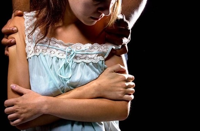 Menina de 5 anos é estuprada em igreja evangélica enquanto mãe participava de culto Foto ilustrativa