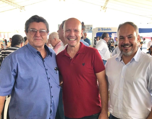 Prefeito Donato Lopes, Presidente do sindicato Luciano Manfio e o chefe de gabinete Aleson Alípio Cândido. foto Divulgação 