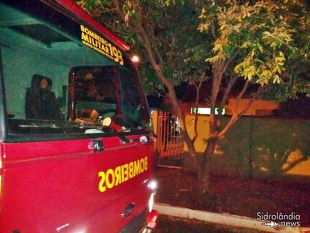 Casa de Jornalista é atacada por marginal que joga galão de gasolina em seu veículo Corpo de Bombeiros que rapidamente foi até o local e combateu as chamas: Foto Sidrolândia News