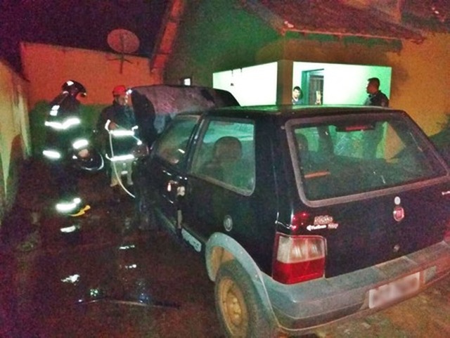 Casa de Jornalista é atacada por marginal que joga galão de gasolina em seu veículo Um dos veículos foi atingido pelo galão de gasolina que entrou em chamas