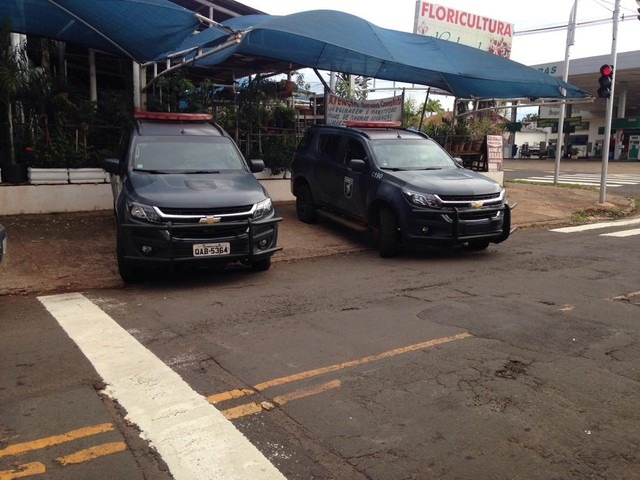 Polícia prende jardineiros por violência doméstica ao atender suposto assalto em floricultura Polícia foi à floricultura averiguar suposto roubo — Foto: Osvaldo Nóbrega/TV Morena