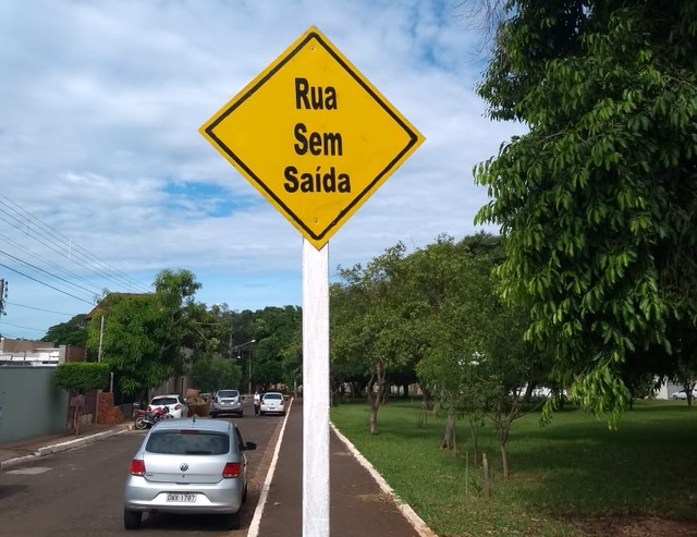 Prefeitura atende pedido de vereador e instala placa de trânsito em rua do Coopharádio