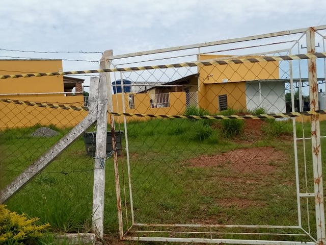 Atitude arbitraria da Prefeitura de Caracol pode gerar prejuízos à economia local que sonham com a abertura do Laticínio Acesso ao Laticínio trancado por cadeado e fita zebrada colocado pela prefeitura. Foto divulgação