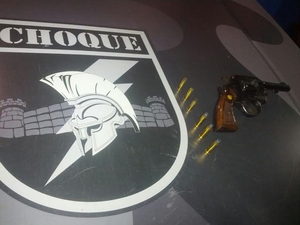 Arma utilizada por suspeito em troca de tiros em MS(Foto: Divulgação / Polícia Militar MS)