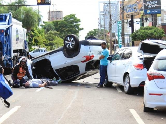 Motorista é fechado, atinge carros e capota na Avenida Afonso Pena