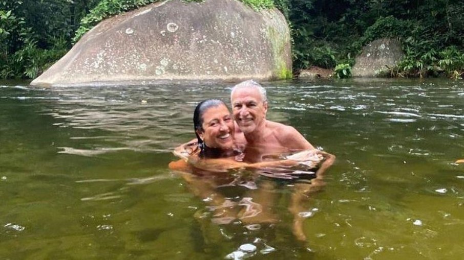 Caetano Veloso fura isolamento para curtir cachoeira com Regina Casé Caetano Veloso fura isolamento para curtir cachoeira com Regina Casé