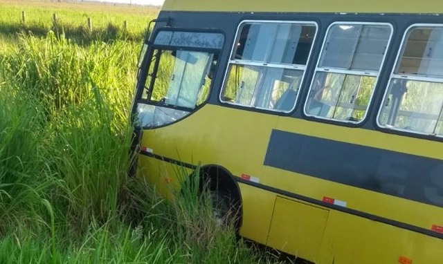 Acidente entre ônibus escolar e carro deixa motorista ferida na BR-262 Acidente entre ônibus escolar e carro deixa motorista ferida na BR-262