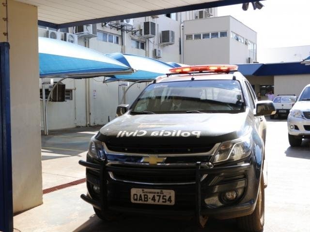 MP entrega hoje à Câmara provas para acelerar cassação de 4 vereadores Viatura da polícia no pátio da Câmara de Dourados, no dia 5 de dezembro do ano passado (Foto: Helio de Freitas)
