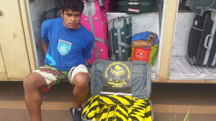 Thierer Anderson Miranda Skudlark(19) e o menor D.R.R. (17), ambos moradores no estado de Santa Catarina, foram surpreendidos por policiais do DOF