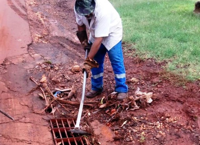 Prefeitura faz limpeza de bocas-de-lobo em Dourados