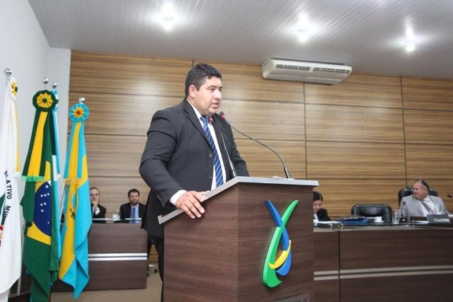 Vereador Israel Gomes (PSD) em discurso na sessão solene de retorno dos trabalhos legislativos da Câmara Municipal de Nova Alvorada do Sul. Foto Rone Cezar Leal