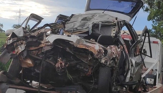 Quatro pessoas morrem em acidente entre carreta e carro na BR-158 Quatro pessoas morrem em acidente entre carreta e carro na BR-158