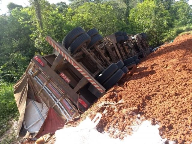 Quatro pessoas morrem em acidente entre carreta e carro na BR-158 Quatro pessoas morrem em acidente entre carreta e carro na BR-158