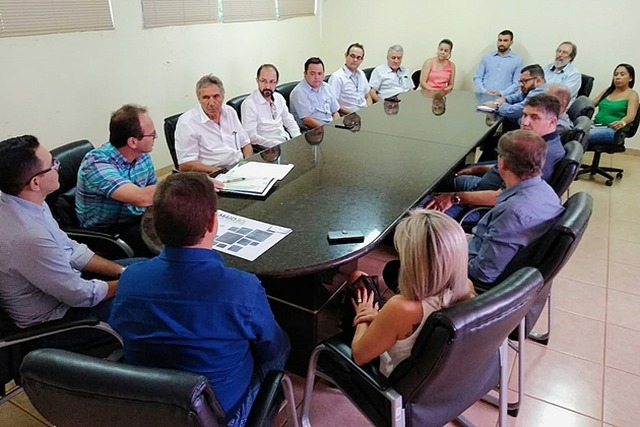 Primeiro vice-presidente da Cooperalfa Cládis Jorge Furlanetto fala sobre a implantação da Suinocultura em Sidrolândia Primeiro vice-presidente da Cooperalfa Cládis Jorge Furlanetto, em reunião com vereadores e produtores. Foto Região News