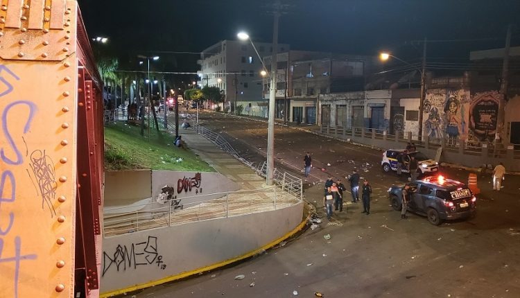Vizinhos reclamam do rastro de urina e destruição deixado por foliões de rua em Campo Grande Vizinhos reclamam do rastro de urina e destruição deixado por foliões de rua em Campo Grande