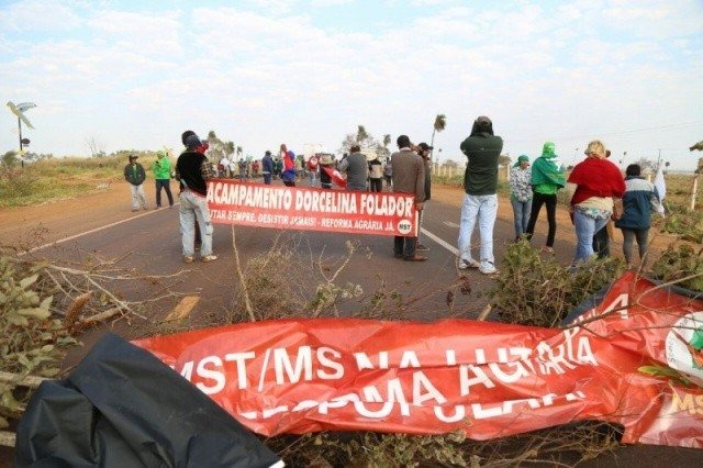 “Estamos tranquilos”, diz líder do MST sobre “corte de diálogo” com Incra Um dos bloqueios de estrada organizados pelo MST, este em m frente à reserva Canindé, saída para Terenos em julho de 2016 (Foto: Arquivo/Campo Grande News)