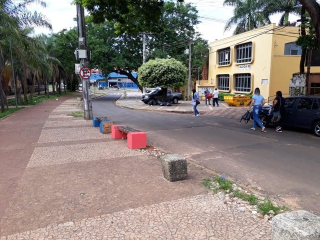 Mulher é presa por dirigir bêbada e por desacato após bater carro em poste e xingar PMs em Campo Grande Mulher é presa por dirigir bêbada e por desacato após bater carro em poste e xingar PMs em Campo Grande
