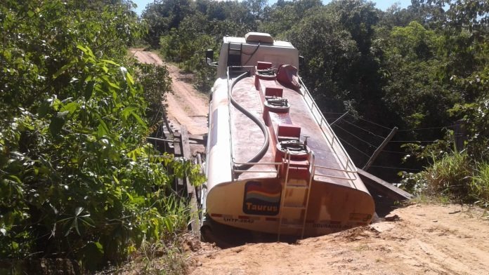 Caminhão de combustível cai em Ponte e deixa alunos ilhados sem irem a escola Caminhão de combustível cai em Ponte e deixa alunos ilhados sem irem a escola