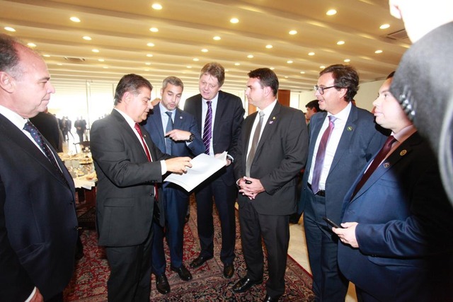 Senador Nelsinho Trad entrega ofício para o presidente do Paraguai que defende a construção da Ponte Carmelo Peralta fotos: Luís Carlos Campos Sales