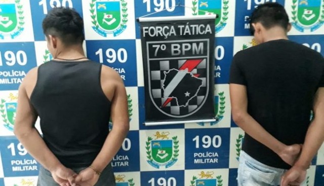 Adolescente é trancada dentro de casa e estuprada por quatro homens Adolescente é trancada dentro de casa e estuprada por quatro homens