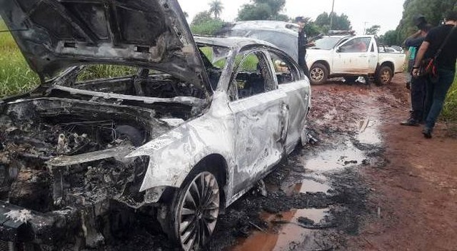 Veiculo encontrado queimado na fronteira poderia ter sido utilizado por pistoleiros diz polícia Veiculo encontrado queimado na fronteira poderia ter sido utilizado por pistoleiros diz polícia