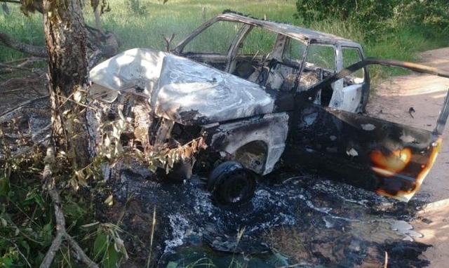 Idoso morre após esposa perder controle, atingir árvore e carro pegar fogo em MS Idoso morre após esposa perder controle, atingir árvore e carro pegar fogo em MS