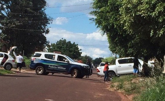 Homem é morto com 24 tiros em frente da casa da namorada Homem é morto com 24 tiros em frente da casa da namorada