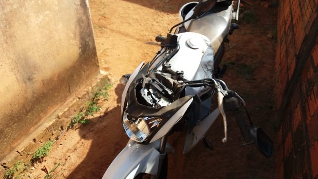 Mulher morre na capital após bater motocicleta que pilotava em poste Mulher morre na capital após bater motocicleta que pilotava em poste