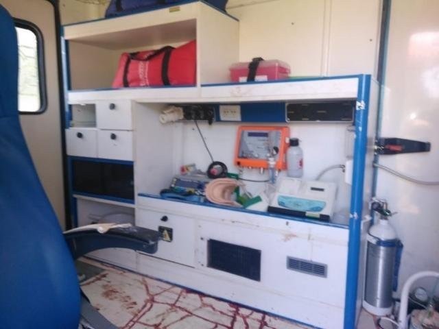 Delegado acusado de matar boliviano tentou destruir celular ao ser preso Marcas de sangue dentro de ambulância (Foto: Clave 300)