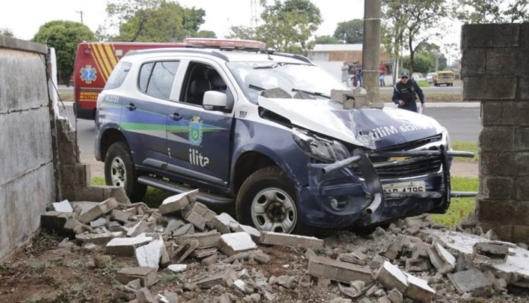 Durante perseguição, viatura da PM bate e derruba muro de cemitério Durante perseguição, viatura da PM bate e derruba muro de cemitério
