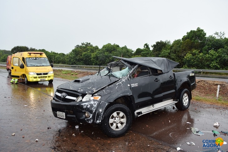 Pai e filho sofrem ferimentos leves após caminhonete capotar na BR-163 Maikon Leal - coximagora