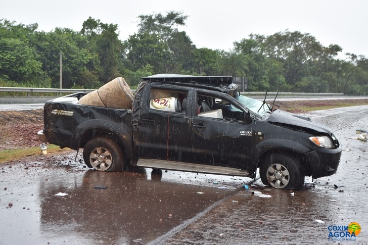 Pai e filho sofrem ferimentos leves após caminhonete capotar na BR-163 Maikon Leal - coximagora