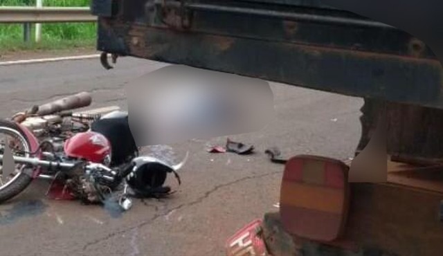 Adolescente de 15 anos que pilotava moto morre ao bater em caminhão parado em serra Adolescente morre após bater moto em traseira de caminhão parado em serra de MS. — Foto: Site Infoco MS