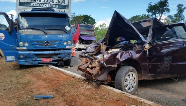 Acidente entre três caminhões, dois ônibus e um carro deixa 2 feridos na BR-262 Acidente entre três caminhões, dois ônibus e um carro deixa 2 feridos na BR-262